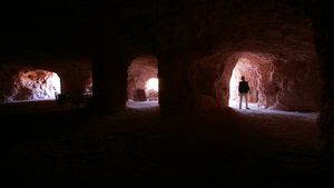 Țara în care oamenii își fac casele în pământ. Temperaturile ating 55 de grade Celsius și e mare zăpușeală!