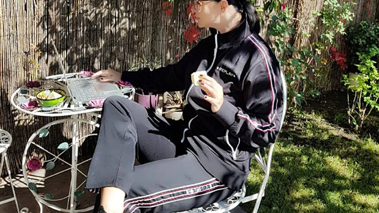 În timp ce făcea o fotografie, a apărut la fereastra Andreei Marin! Fanii s-au amuzat copios