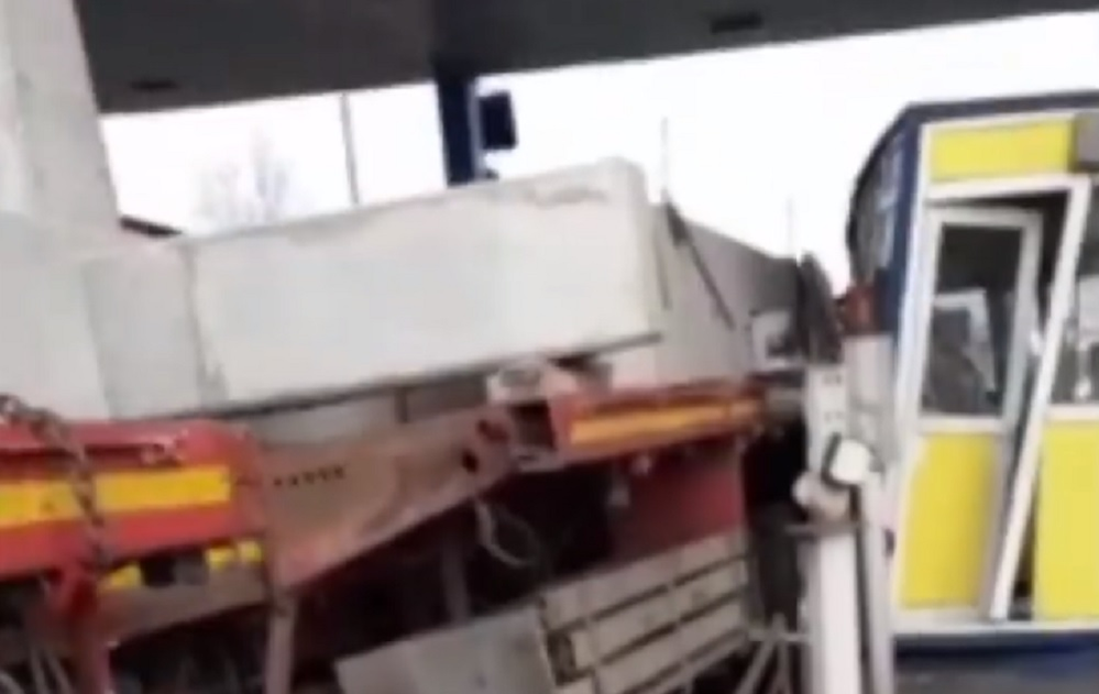 Una dintre cabinele stației de taxare a fost distrusă de vehiculul de mare tonaj
