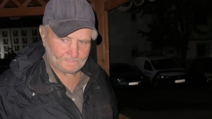 Imaginile bătrâneții chinuite. El este Adrian, românul care doarme pe o bancă din Filiași, după ce mama lui a amanetat casa: „Un domn a aruncat cu un covrig în mine. L-am ridicat, l-am mâncat și i-am mulțumit!”