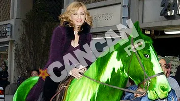 Aroganta saptamanii! Smiley a urcat-o pe Madonna pe un cal verde