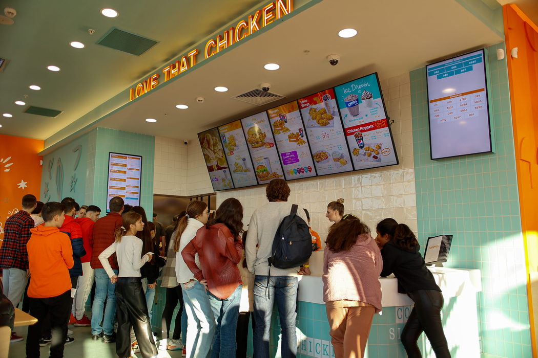 Popeyes România deschide primul restaurant de tip Drive-Thru din țară