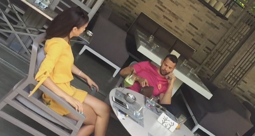 Frații Tate la o terasă din Capitală, alături de o tânără sexy