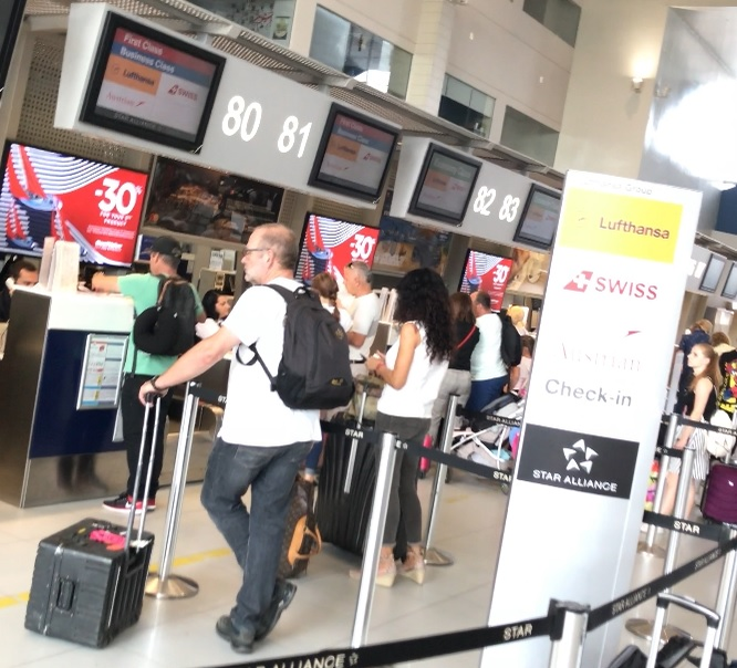 Miahela Rădulescu a așteptat cuminte la coadă, pentru check-in