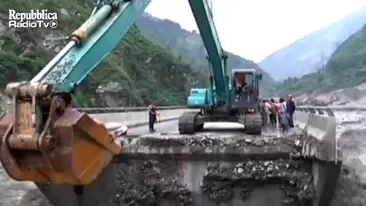 VIDEO Oameni salvati in cupa excavatorului