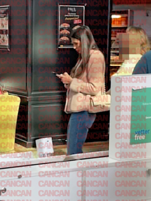 Andreea își verifică telefonul (SURSA FOTO: CANCAN.RO)