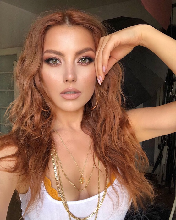 Elena Gheorghe, o mămică extrem de sexy. Cum arată artista în costum de baie
