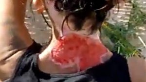 VIDEO Uite cum arata o drogata care s-a scarpinat pana la sange, dar spune ca a fost injunghiata