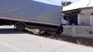 VIDEO. Un șofer a intrat cu TIR-ul într-o casă, pe DN 6, la Brădești și a murit pe loc. Încerca să evite o mașină
