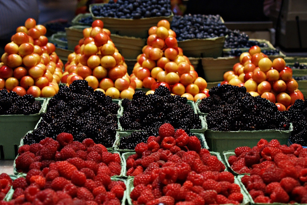 Românii pot plăti cu cardul în piață (Foto: Pixabay)