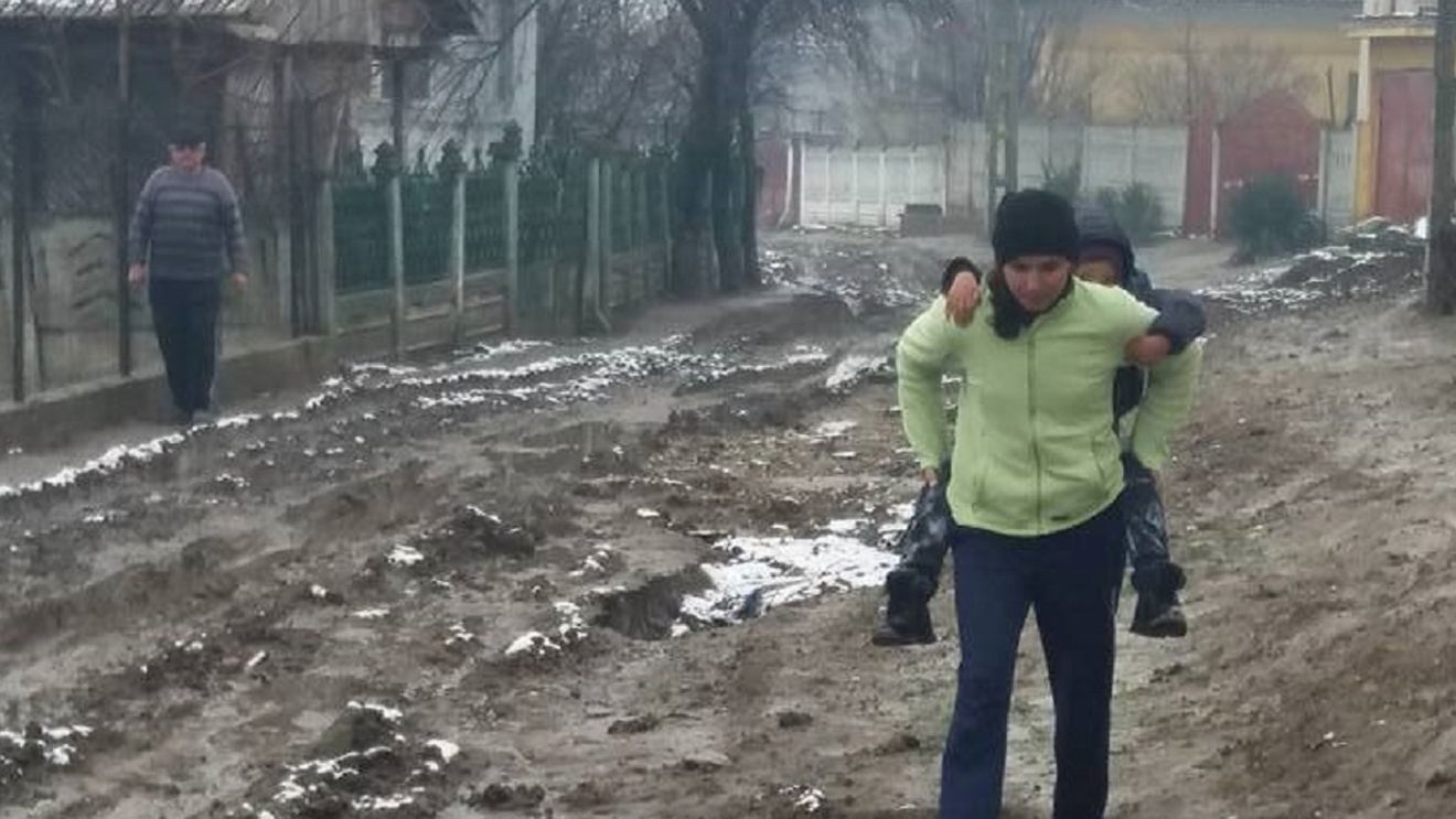 Imagini revoltătoare. Se întâmplă în Dolj. În acte stau la oraş, în realitate înoată în noroi până la genunchi pe străzi