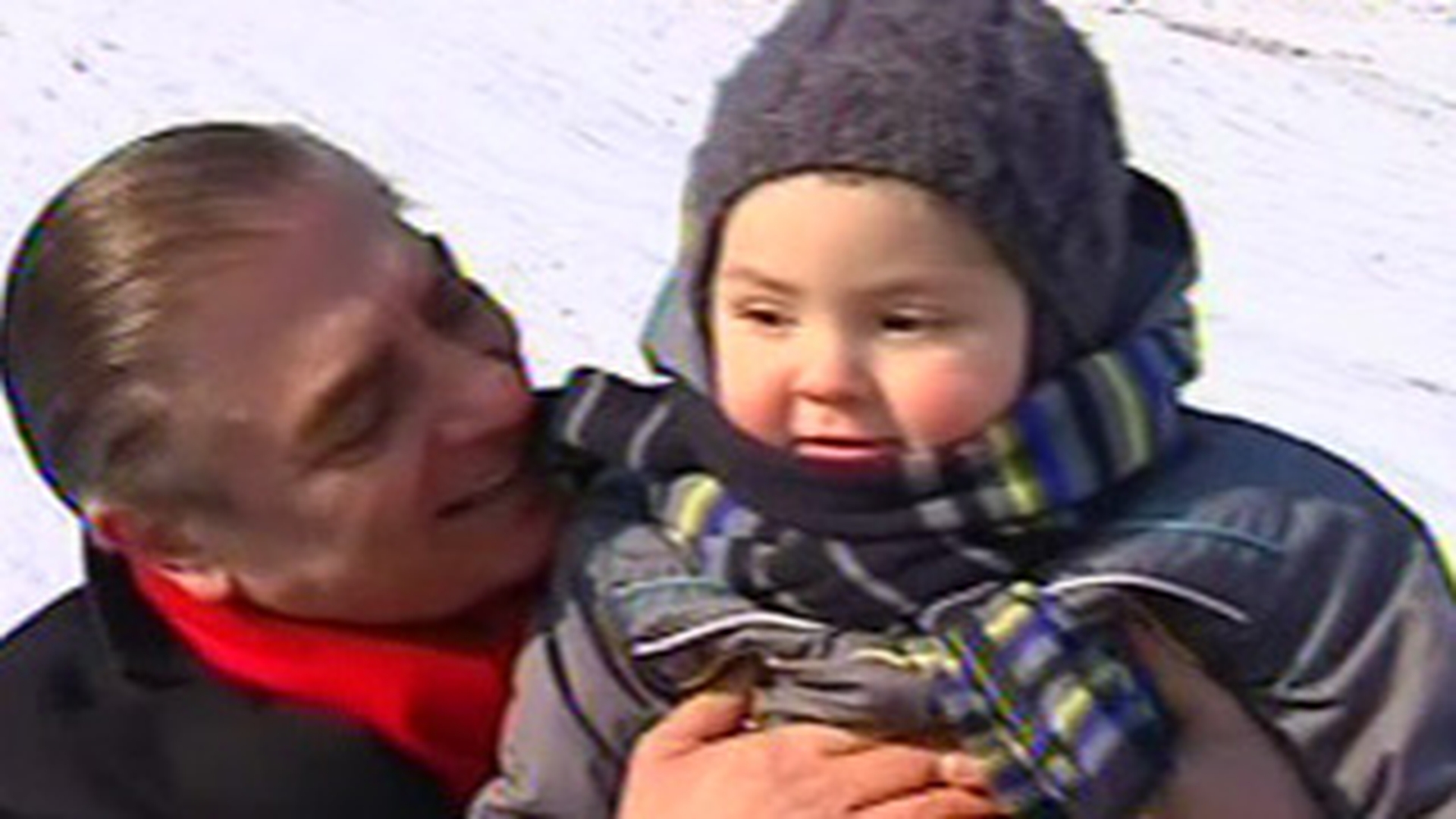 VIDEO Primul sanius regal! Printul Paul si printesa Lia s-au dat pe derdelus impreuna cu fiul lor!