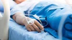 O femeie din Bucureşti a salvat viaţa unui bărbat care a suferit o criză de diabet şi a căzut în zăpadă