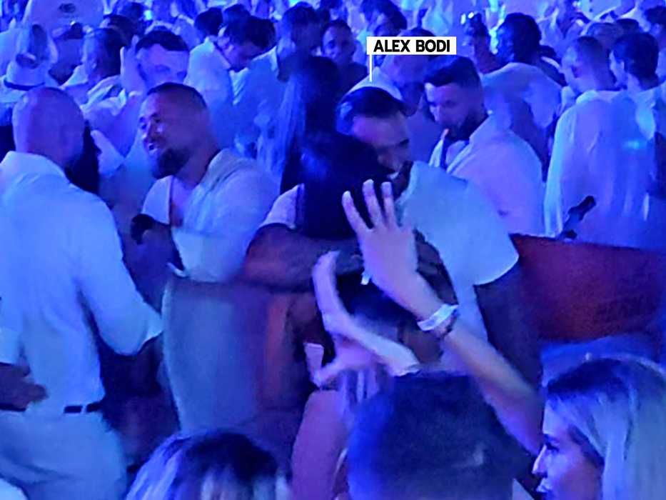 Alex Bodi, de gât cu sexy-bruneta