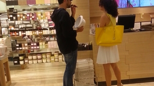 Sotia l-a “tarat” dupa ea tot mallul! Orice barbat ii va plange de mila lui Andrei Aradits cand va vedea imaginile astea