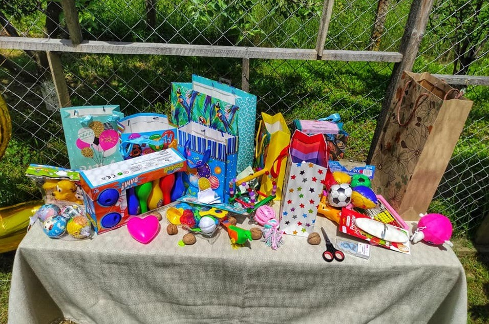Ce petrecere au dat doi români pentru cioara de companie. Cronco a împlinit 2 ani