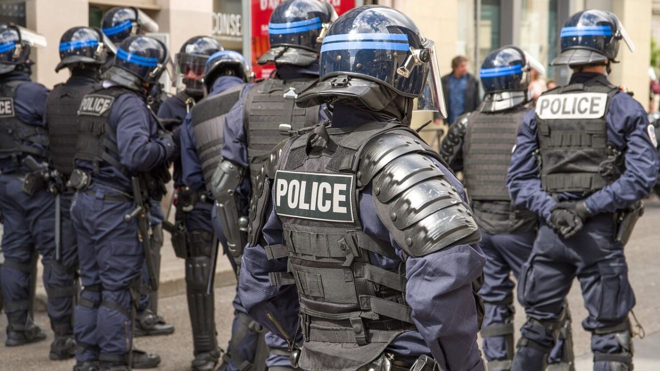 Filmul ultimei tragedii din Serbia. Tânărul care a ucis 8 oameni în atacul armat a amenințat un taximetrist cu o grenadă să pornească în trombă