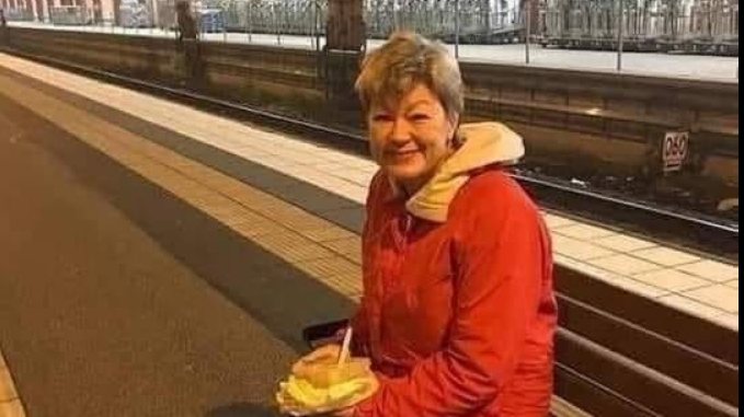 Imaginea de milioane! Ylva Johansson, ministrul Muncii din Suedia, surprinsă pe peronul gării în timp ce ia masa
