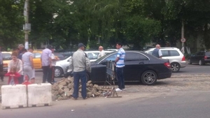Bizonul cu BMW revine! Si-a lasat masina unde a vrut si a blocat un intreg bulevard! Sute de oameni au avut de suferit!