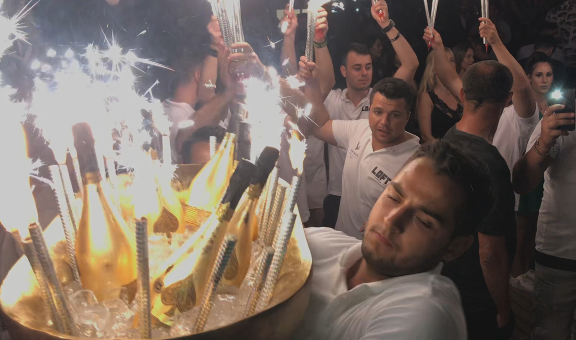 Unul dintre băieții de la Loft ia roaba de unul singur