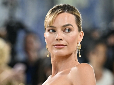 Margot Robbie și-a schimbat numele după aproape 10 ani de căsnicie. Cum apare acum actrița în documentele oficiale