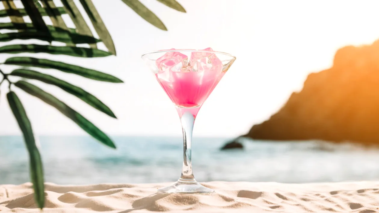 Nu e o glumă! Cât costă un cocktail sau o limonadă pe plaja campingului Golden Beach din Thassos
