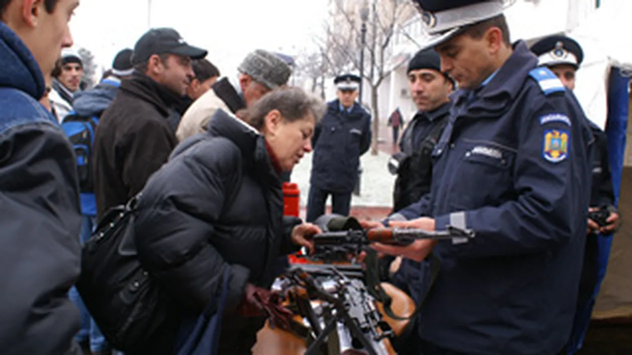 Gorjenii au pus mana pe arme! Jandarmeria din Targu Jiu si-a lasat pustile si pistoalele in strada, la discretia trecatorilor