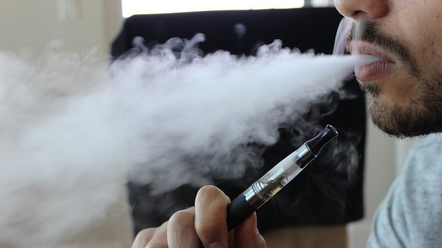 Un nou studiu identifică principalele motive pentru care fumătorii români fac trecerea de la fumat la produse cu potențial de risc redus
