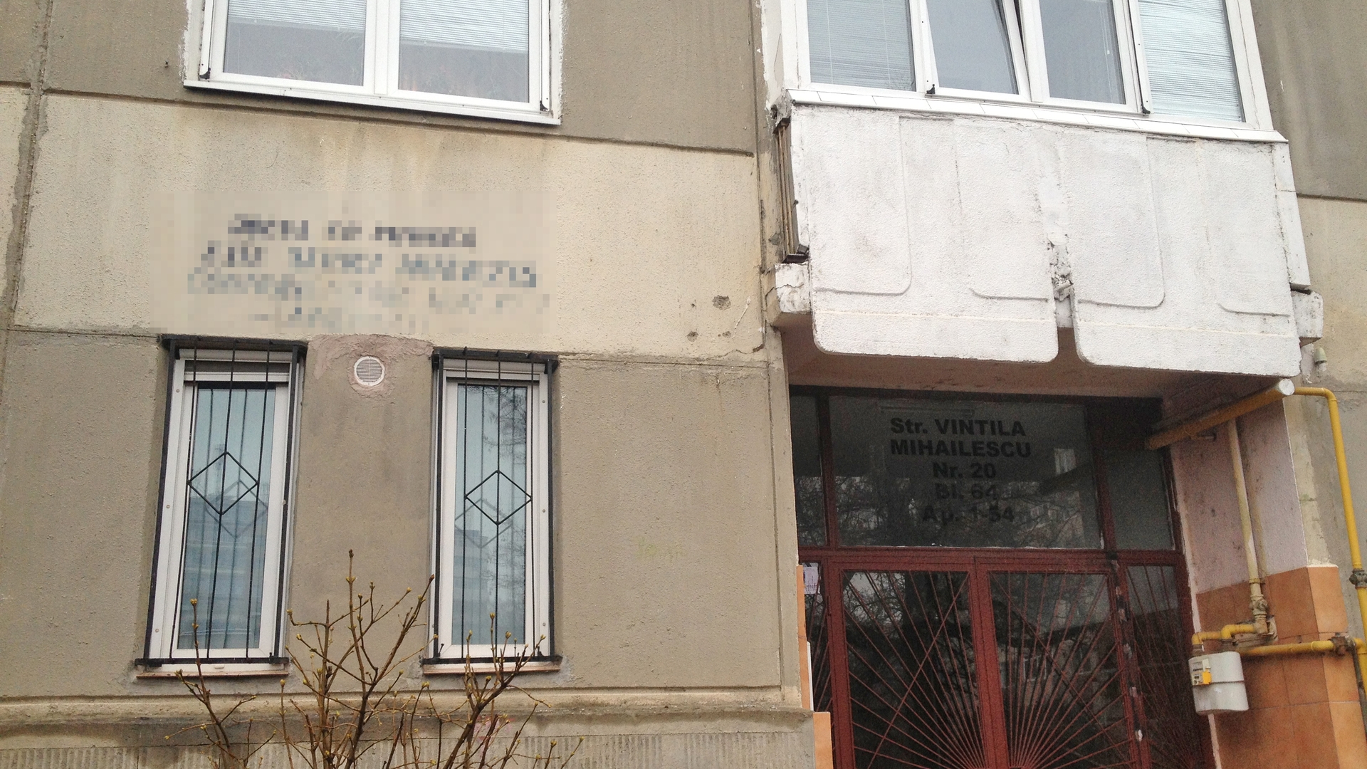 Mai tineti minte cand va cheamau prietenii sa bateti mingea la asfalt? Vezi ce si-a scris cel mai furios locatar sub fereastra!