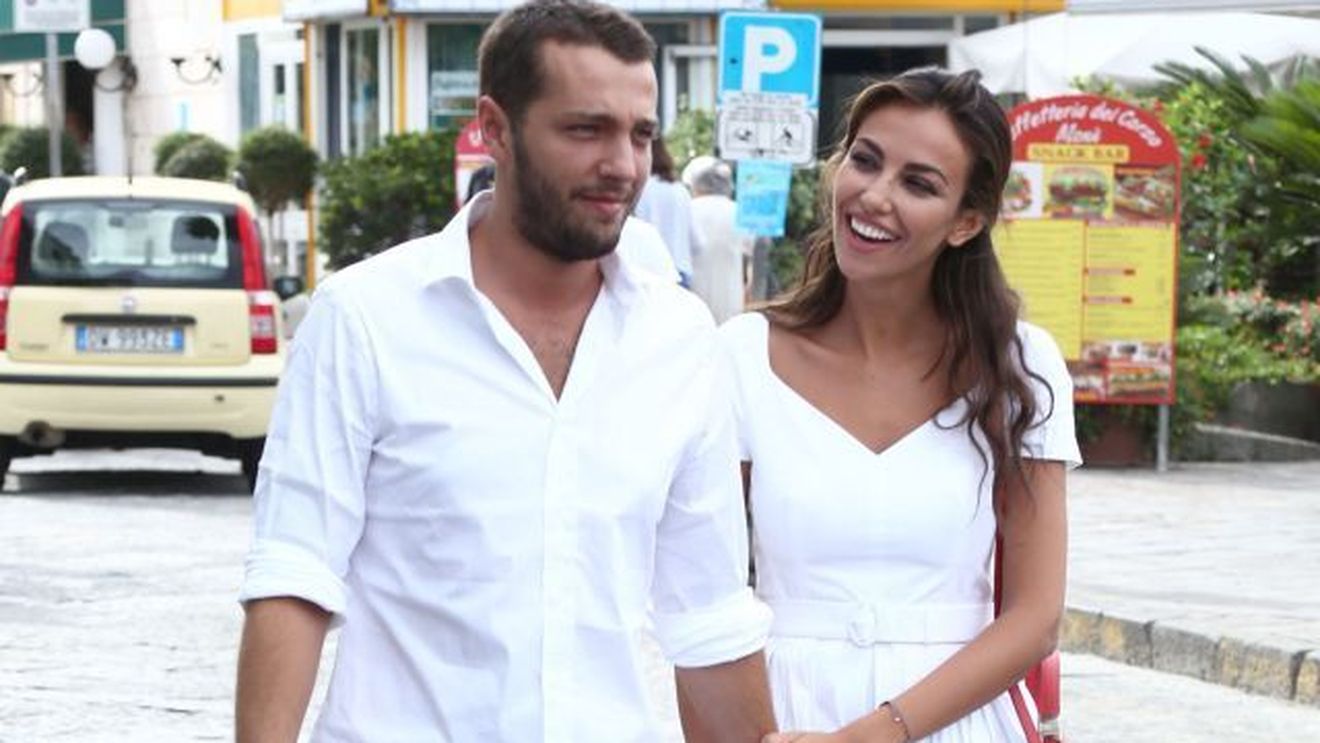 MĂDĂLINA GHENEA şi-a etalat burtica de gravidă la plajă! Imaginea i-a cucerit pe fani