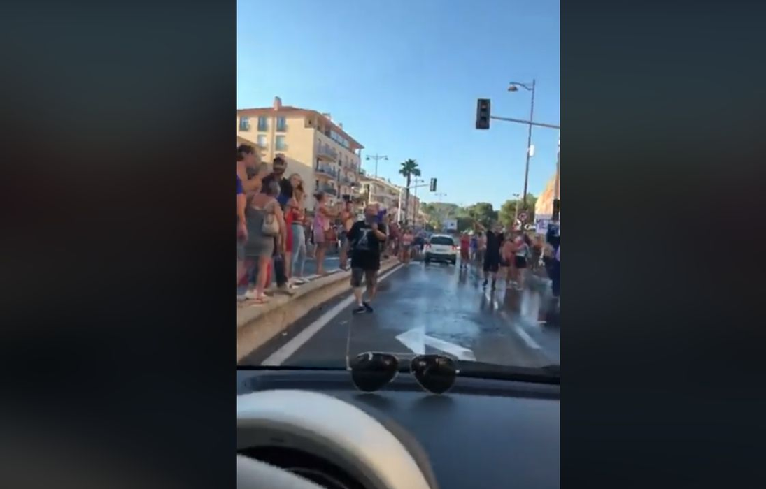 Suporterii francezi „i-au făcut praf” mașina lui Dan Negru, în Paris: „O minge umplută cu aer excită națiuni!”