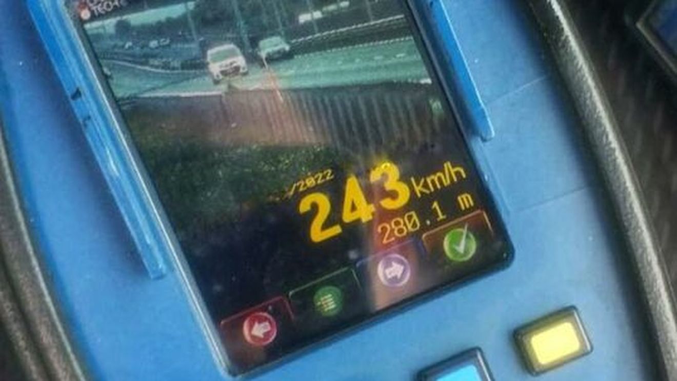 243 de km/oră, viteza cu care a fost prins un bărbat pe A1. Increrdibil ce avea în mașină!