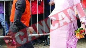Printesele olandeze danseaza pe strada