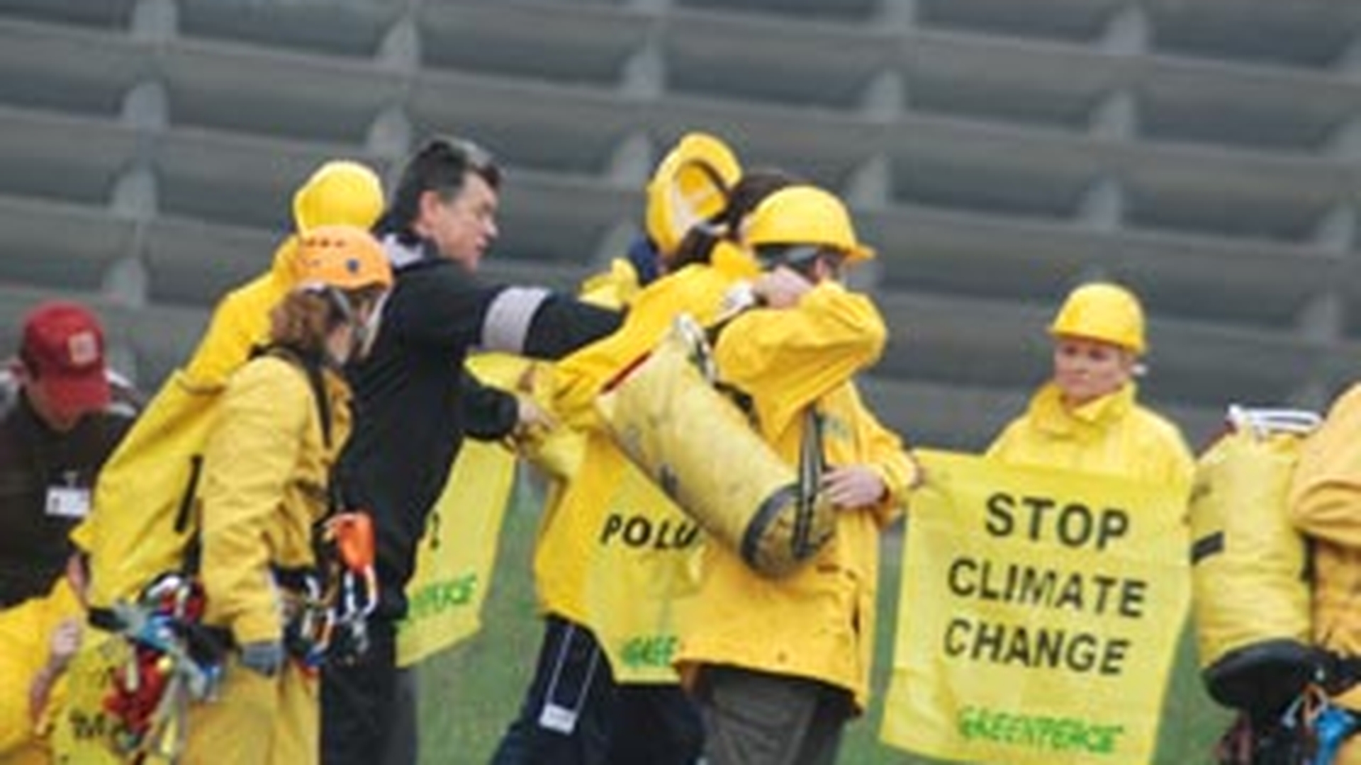 Militantii Greenpeace, dati jos cu politia de pe turnul de racire de la Complexul Energetic Rovinari!