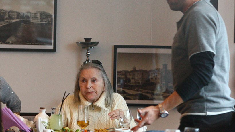 Botezatu a renunţat la cluburi şi la viaţa de noapte pentru Mama Zina! Au ieşit împreuna la un restaurant de fiţe!