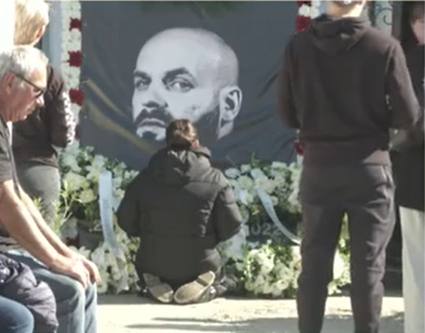 Nosfe a fost înmormântat în data de 18 octombrie 2022. Mădălina, soția lui, este îndurerată. Sursă foto: captură video