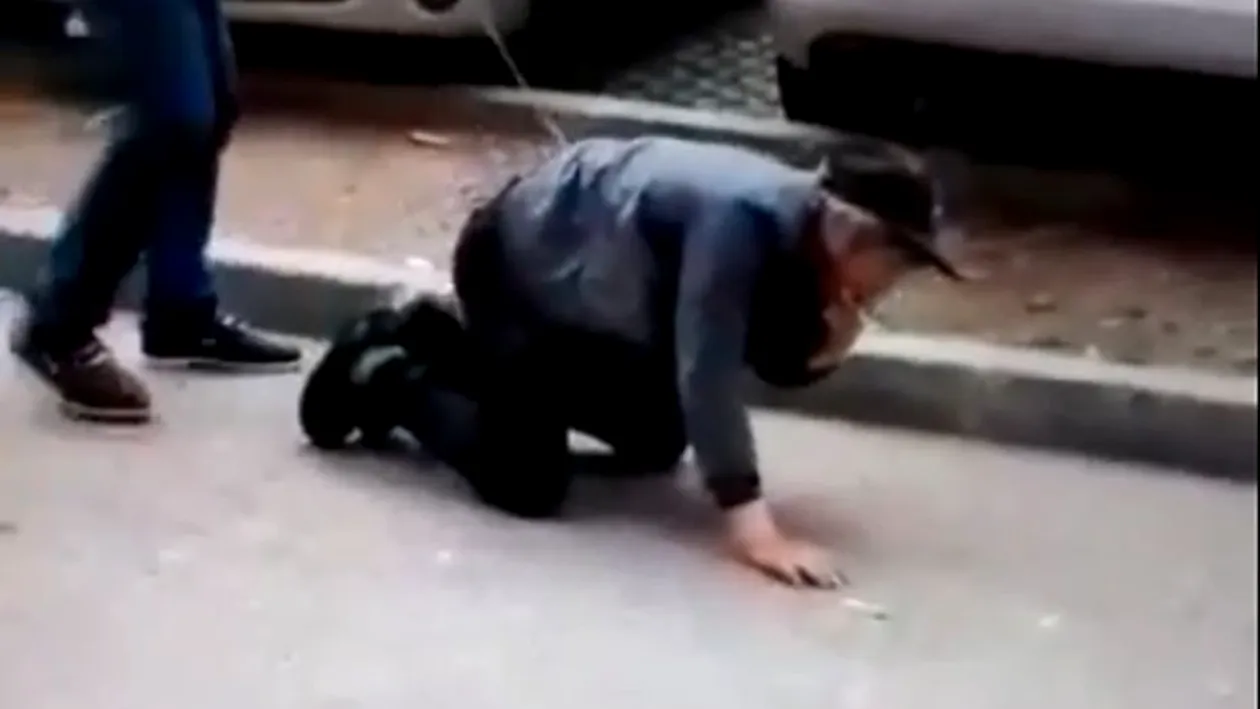 Să vezi și să nu crezi! Un individ din Gorj a fost filmat în timp ce se plimbă pe străzi cu un bărbat ținut în lesă