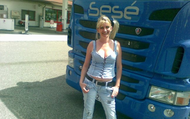 Sexy-românca șofer de TIR în Spania. Ce îi transmit colegii Crinei prin stație când o văd