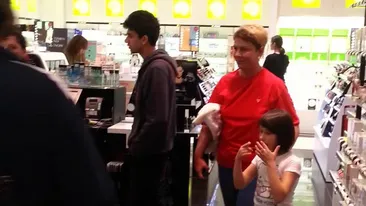 Teo Trandafir si-a scos fiica la in mall! Vezi aici ce si-au cumparat cele doua!