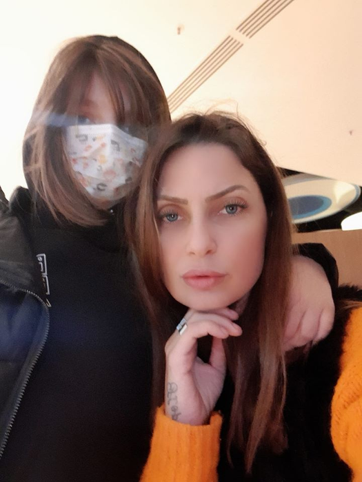 Adela, alături de fiul ei, Davis, pe care-l îngrijește ca pe ochii din cap
