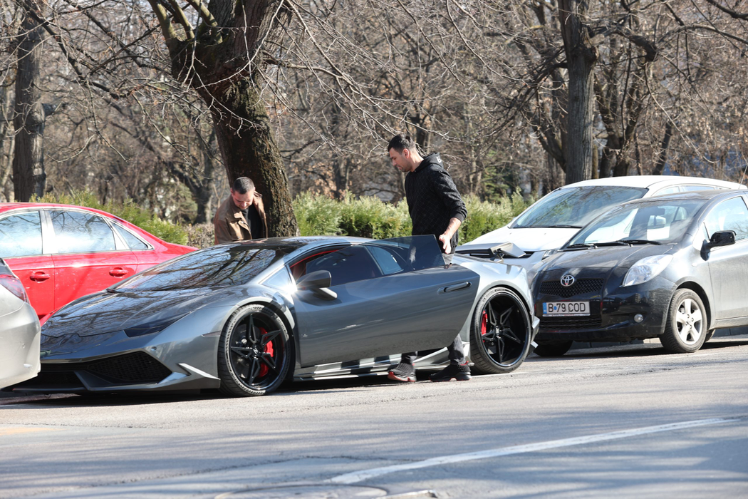 Zed și amicul lui pleacă de la restaurant, cu Lamborghini-ul de 300.000 de euro (Foto: CANCAN.RO)