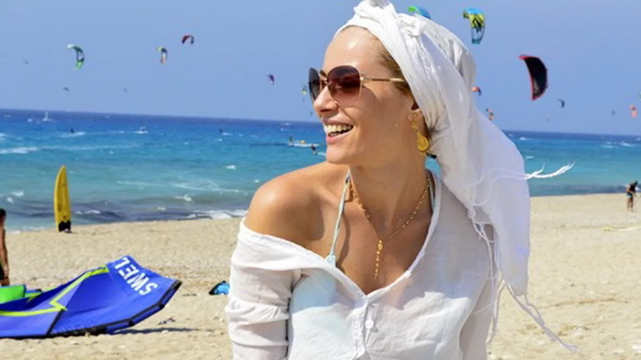 Laura Cosoi a fost in concediu cu iubitul in Lefkada, dar nu s-au prea intalnit. Ea a stat cu fetele, el a facute kite