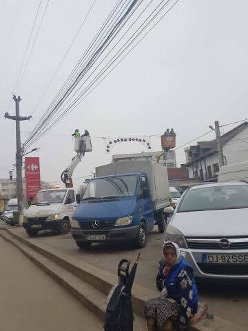 În urma reacţiilor populaţiei, autorităţile din Filiaşi au decis să schimbe toate decoraţiunile de iarnă în formă de chiloţi