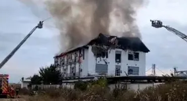 Incendiu devastator la un hotel din Prahova! 5 persoane se aflau în interior: o femeie a fost găsită carbonizată