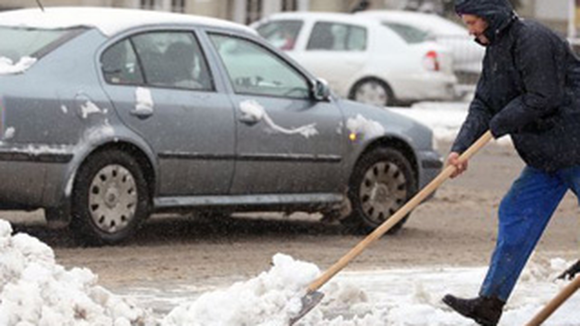 Masinile din sectorul 2 au fost deblocate din zapada printr-o procedura speciala, in cursul noptii!
