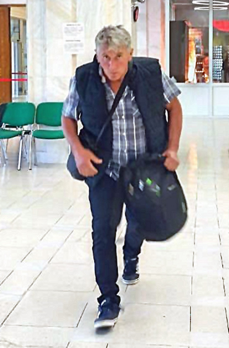 Incendiu la Parlament! El e suspectul principal care ar fi aruncat cu benzină, apoi a dat foc