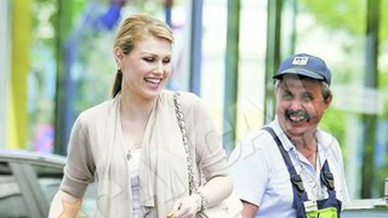 Cristina Rus s-a distrat de minune cu cel care i-a facut Rover-ul luna! Veselie in spalatorie