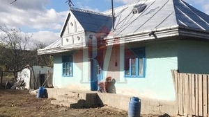 S-a sinucis după ce a aflat că fiica lui este însărcinată. Vecinii sunt siguri că tatăl din Iaşi s-a “iubit” cu tânăra