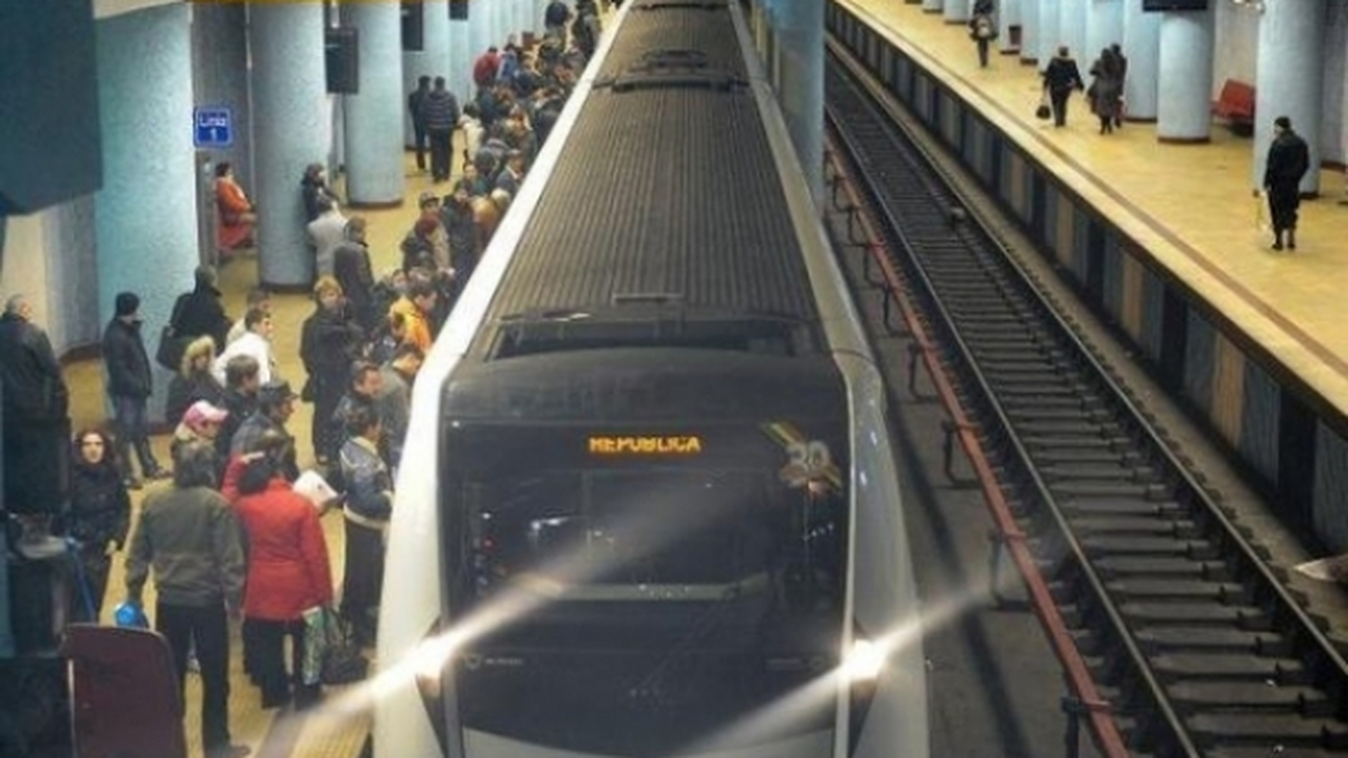Ploaia a provocat infiltraţii în tunelul metroului. Trenurile nu au circulat timp de două ore