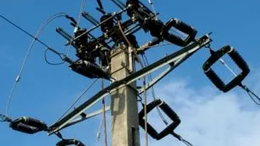 Un barbat din Slatina s-a cocotat pe un stalp si a amenintat ca se arunca in gol! Nimeni nu stie de ce protesta!